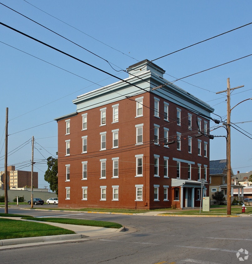 Primary Photo - 301 E Washington St
