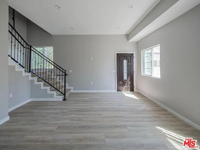 Foto del edificio - 10605 Owensmouth Ave