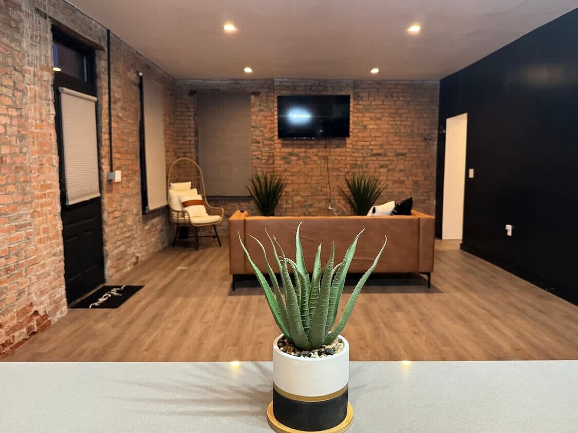 Foto principal - 59-63 E Russell St