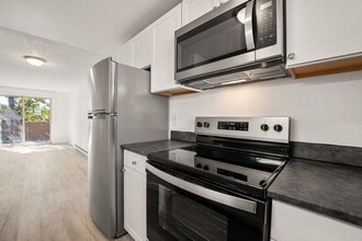 Building Photo - 902 NW Carlon Ave