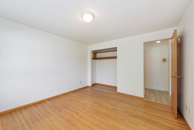 Gran armario en el dormitorio - Aster Apartments