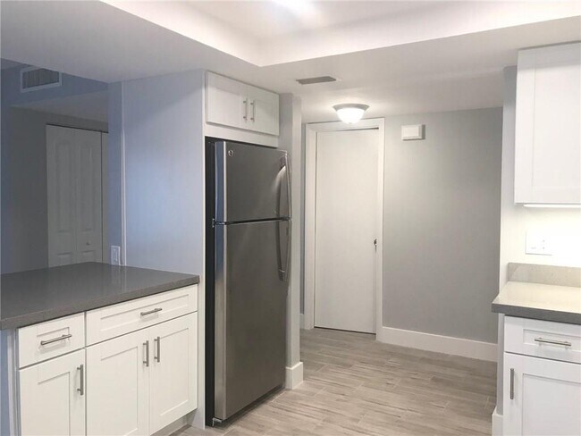 Foto del edificio - 3100 Riverside Dr