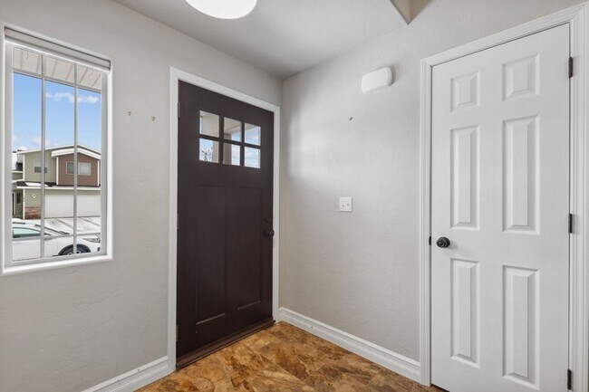 Foto del edificio - 4 bedroom, 3 bath, corner lot home