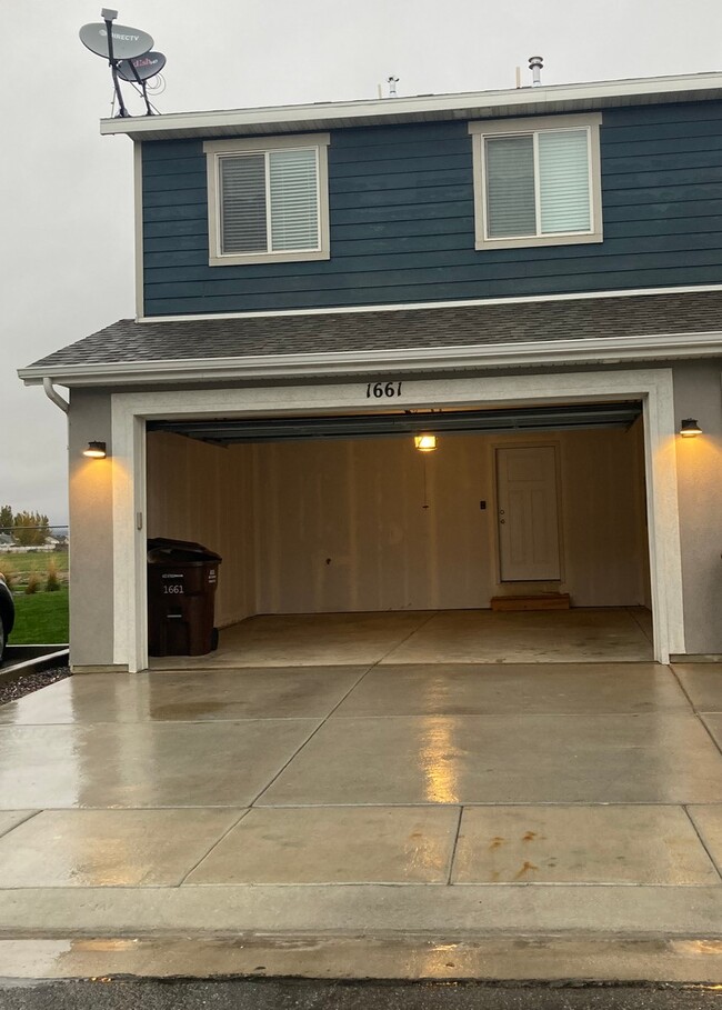 Building Photo - 1661 E Talon Way