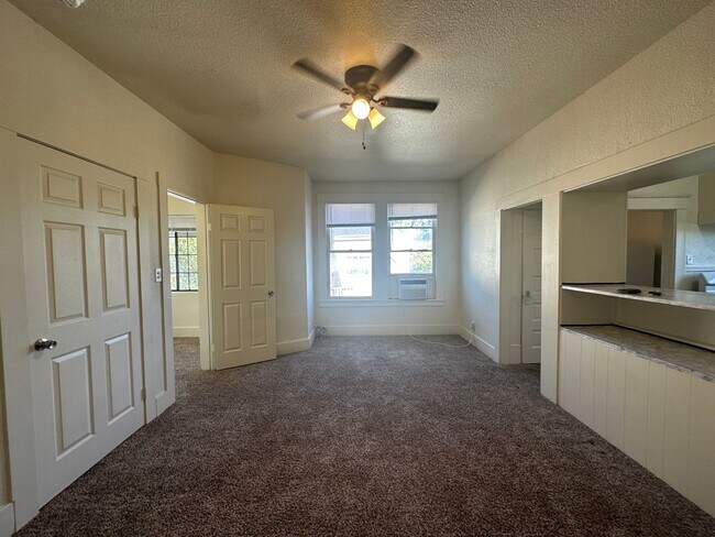 Foto del edificio - 830 N Van Buren St - Unit C