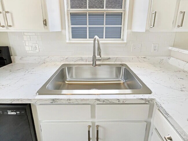 Foto del edificio - 3 bedroom 2 bathroom East Nashville!