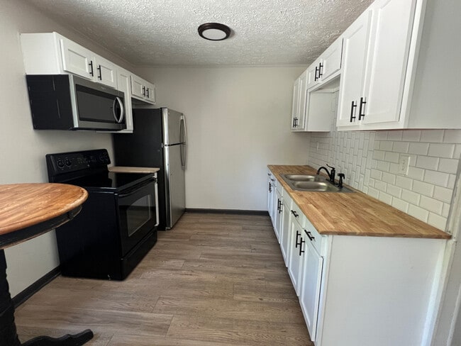 Photo - 3010 Indiana Ave Apartment