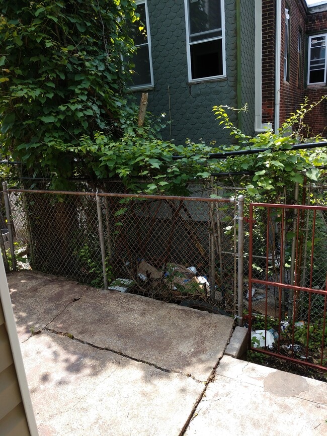 Patio interior - 2056 W Boston St