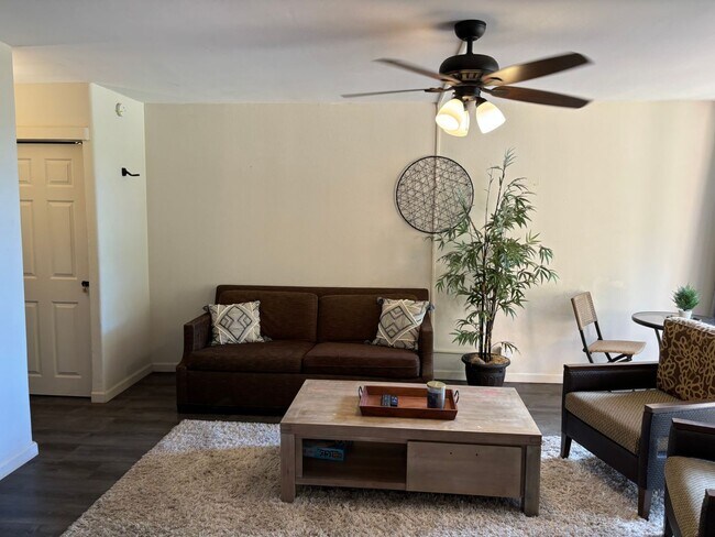 Foto del edificio - AVAILABLE NOW. Electric included. Furnishe...