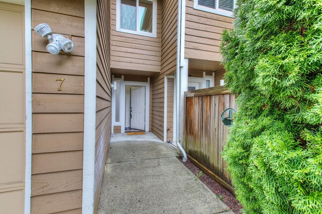 Building Photo - Shoreline Townhome for Lease - Great Location