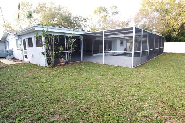 Foto del edificio - 7464 Cass Cir
