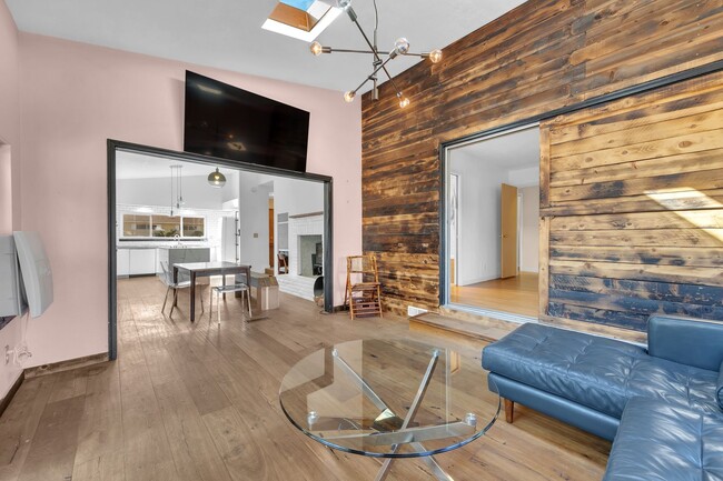 Building Photo - Midtown Gem W/Two Primary Bedrooms