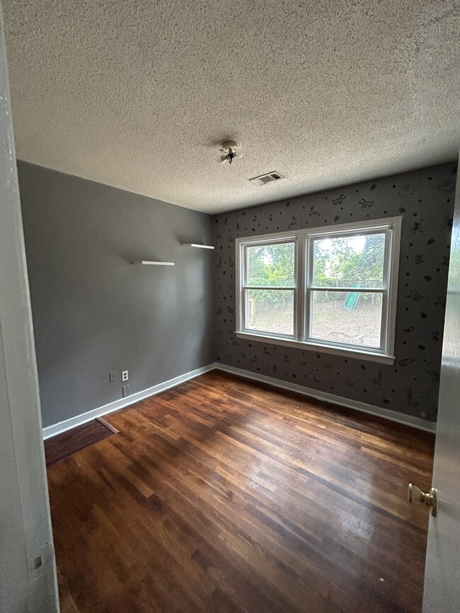 Building Photo - 303 Ariola Ave