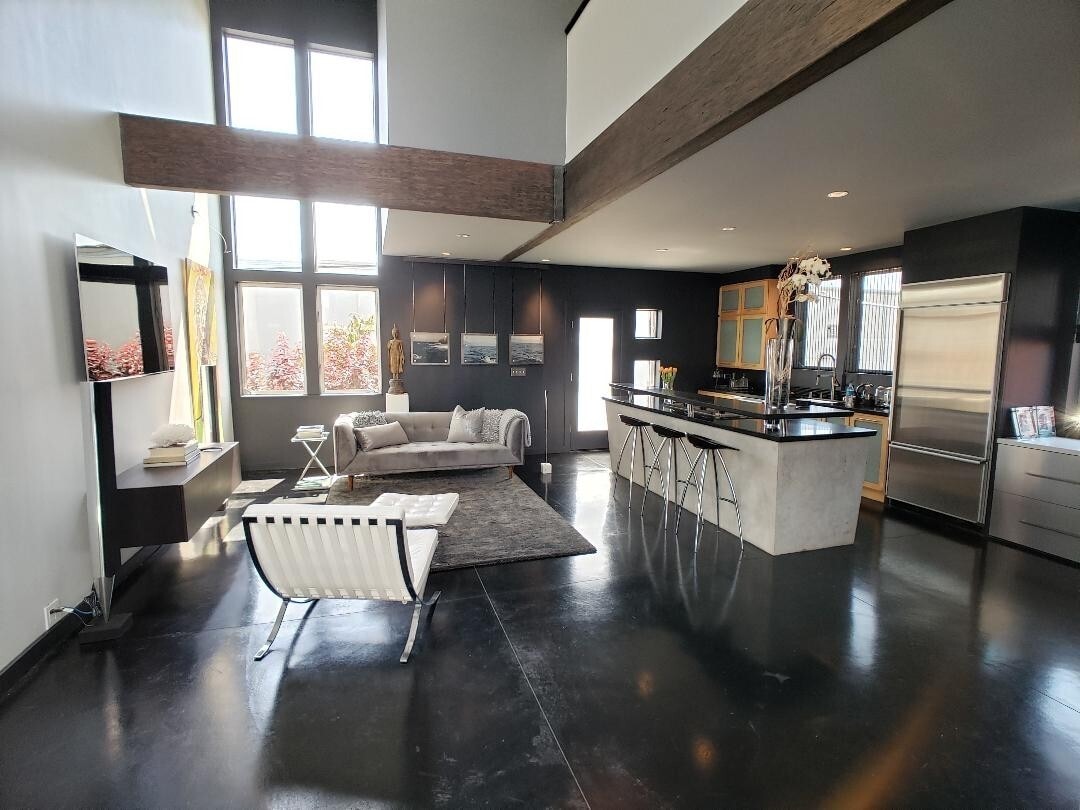 Primary Photo - Professionally Designed Modern Loft In Oak...