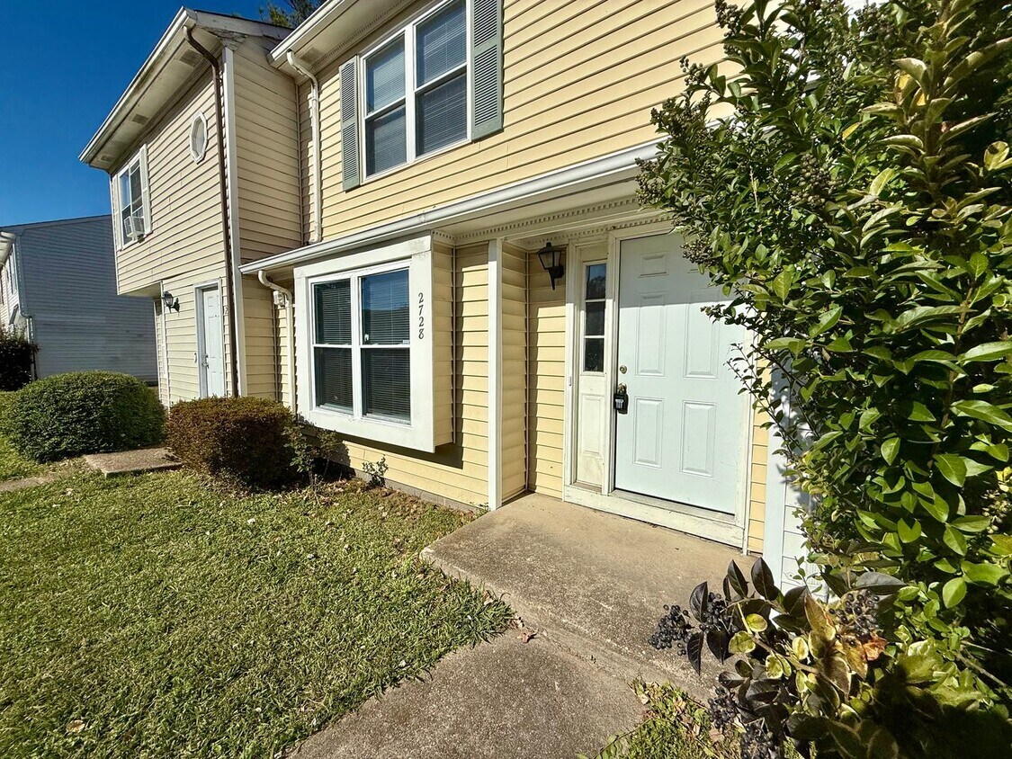 Foto principal - *** RENT READY!! Newly remodeled townhome!...