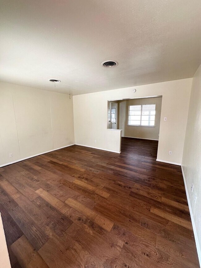 Foto del edificio - 3 Bed 2 Bath Ready To Rent ASAP!