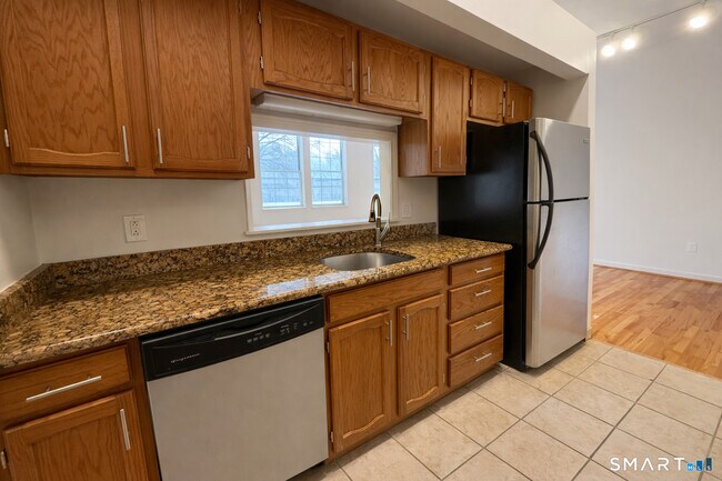 Foto del edificio - 114 Huckleberry Hill Rd