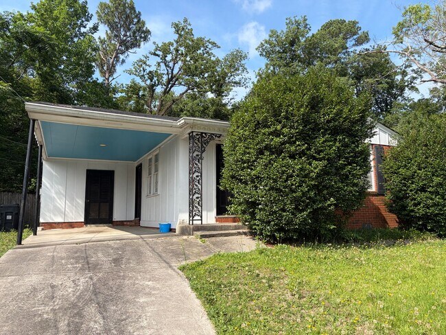 Foto del edificio - 3012 Pinewood Dr