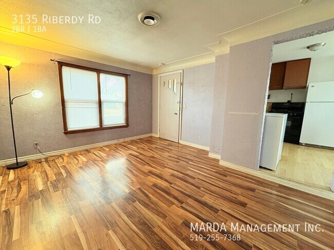 Photo du bâtiment - CHARMING 2 BED/1BATH BUNGALOW W/ POOL + UTILITIES