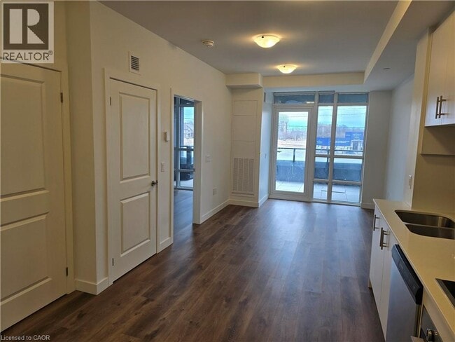 Building Photo - 461 Green Rd