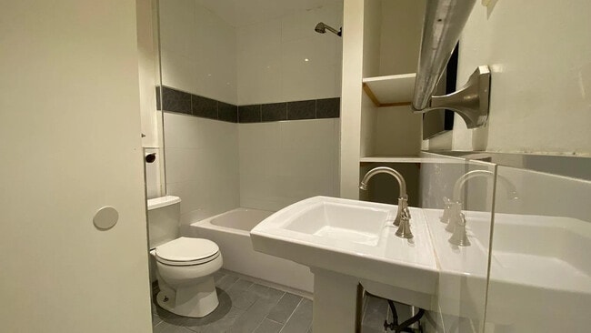Full bathroom - 2111 S 15th St
