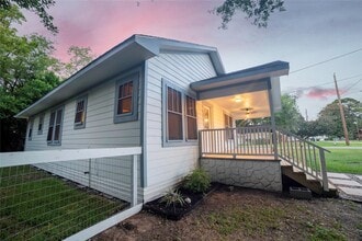 Building Photo - 420 N Live Oak St