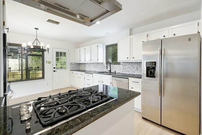 Building Photo - 2115 Wychwood Dr