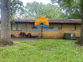 Building Photo - 3911 Shamrock Dr NW