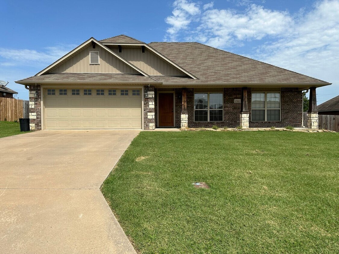 Foto principal - Beautiful Living: 3 Bed, 2 Bath Home with ...