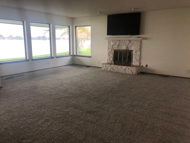 Foto del edificio - LAKEFRONT Condo Style Living!