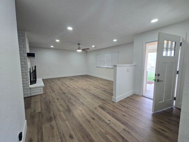 Foto del edificio - 3 Br 2 BA with extra room in back available now