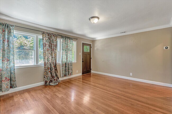 Building Photo - 825 Cedar Ave