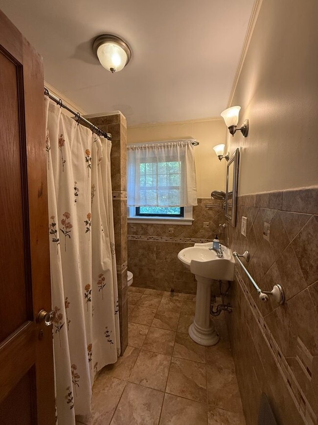 Foto del edificio - Bright & Spacious 2BR with Parking, Laundr...