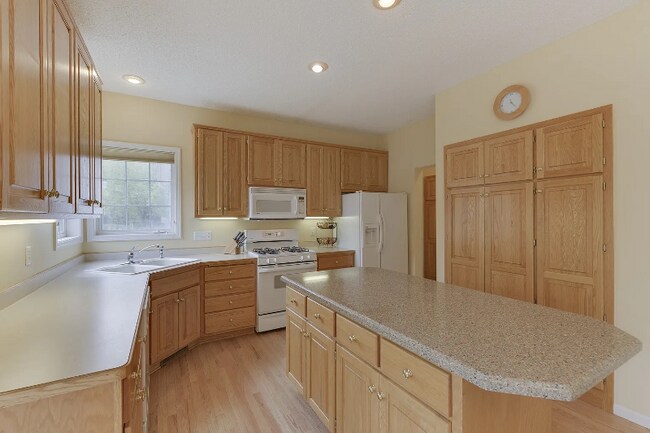 Building Photo - 3630 Oak Creek Dr W
