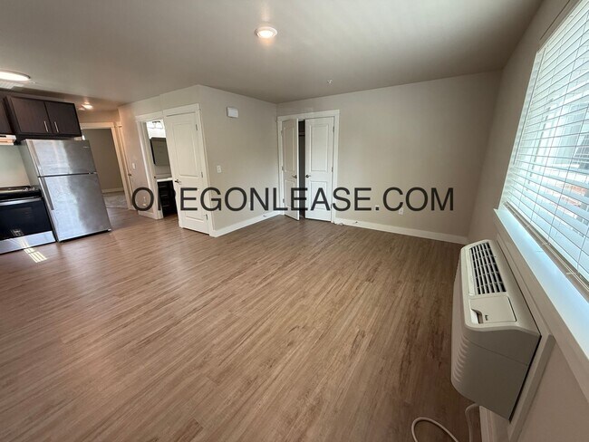 Building Photo - Newer 2-Bedroom Apartment located off Jasp...