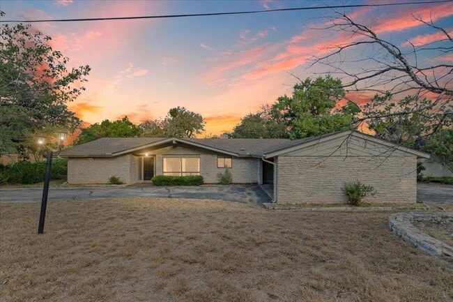 Building Photo - 313 Comet