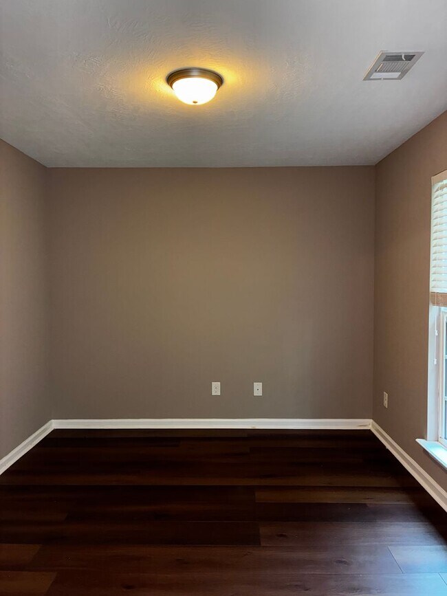 Foto del edificio - Elegant 3-Bedroom Townhouse with Modern Comforts.