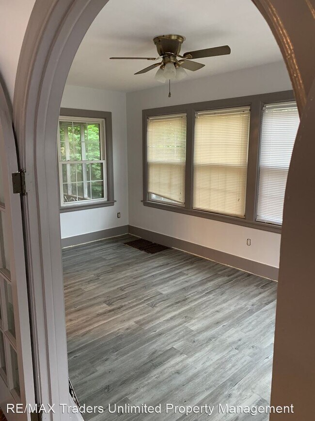 Building Photo - 4 br, 1.5 bath House - 3013 N Knoxville Ave.