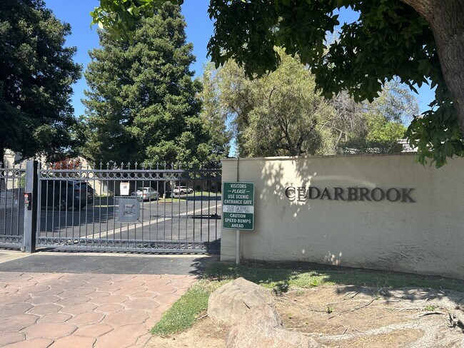 Foto del edificio - 1129 Cedar Creek Dr