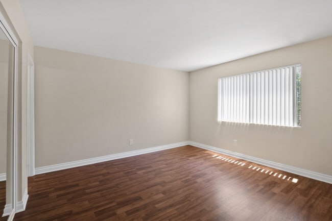 Building Photo - Emerald Court Apartments