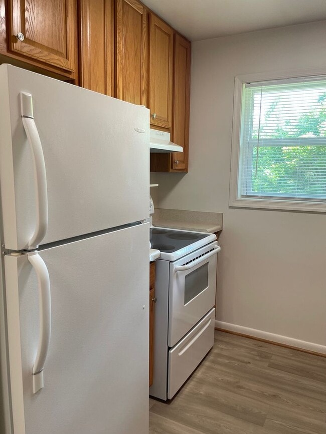 Building Photo - Charming 2 bedroom condo off of Jamestown Road! AVAILABLE July 2026!