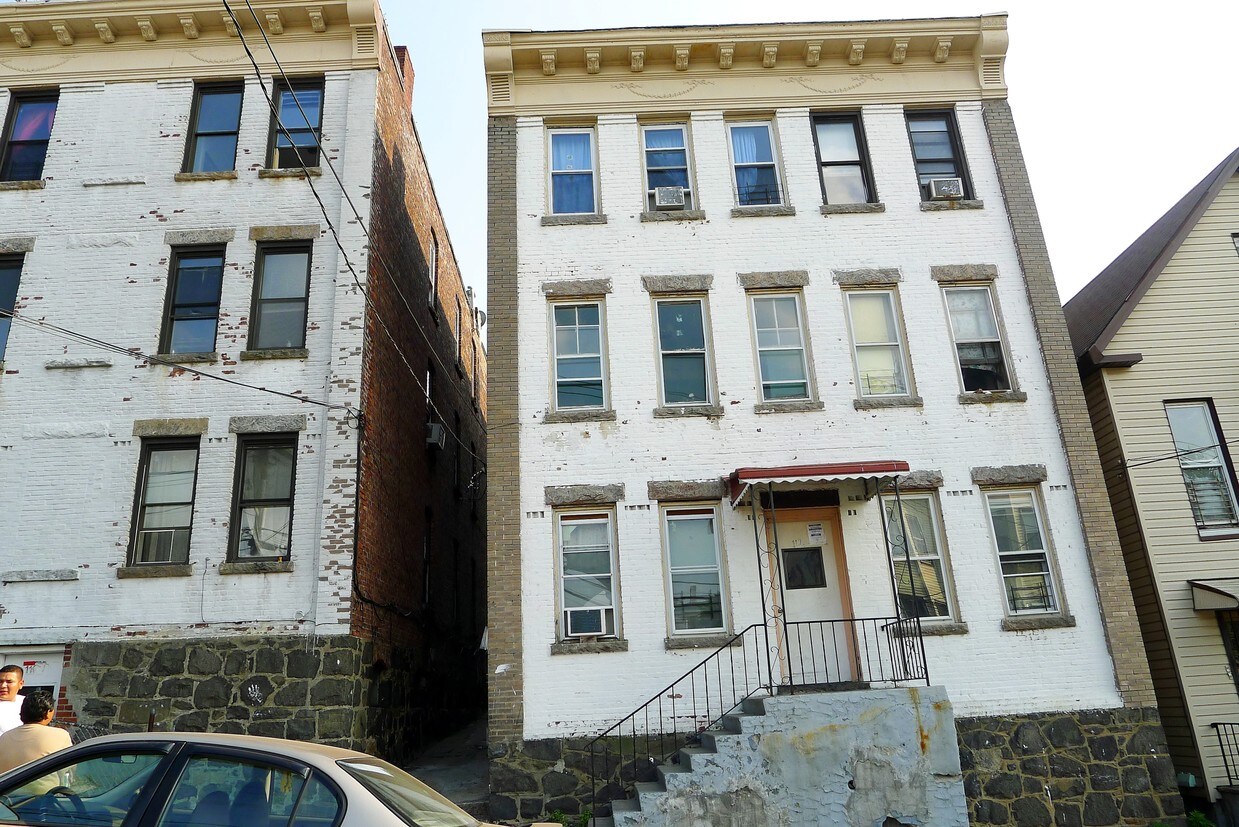 Primary Photo - 112 Maple St
