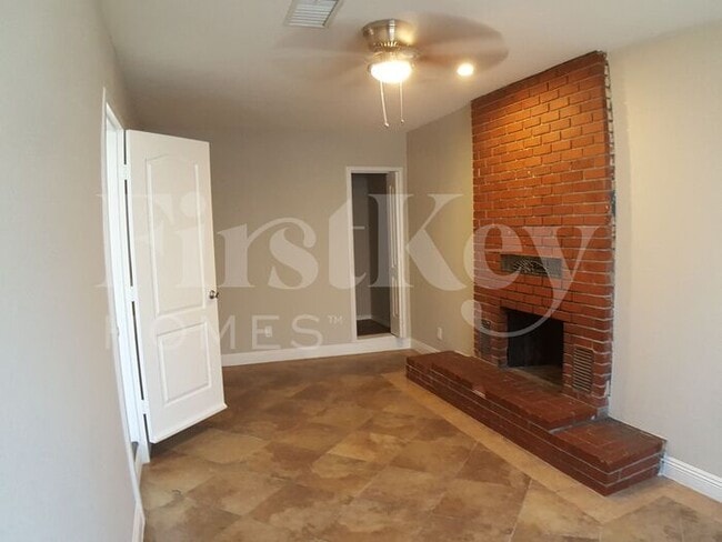 Building Photo - 2316 E Dori Ave