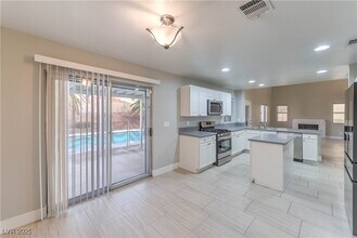 Building Photo - 20 Fantasia Ln