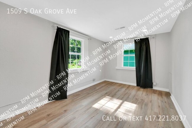 Building Photo - CUTE 2BED/1BATH MIDTOWN HOME - NEAR OAK GR...