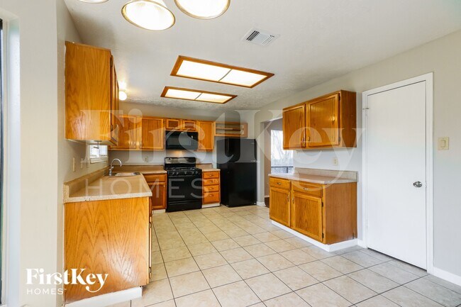 Foto del edificio - 7447 Woodland W Dr