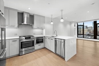 Primary Photo - 40 Traveler St