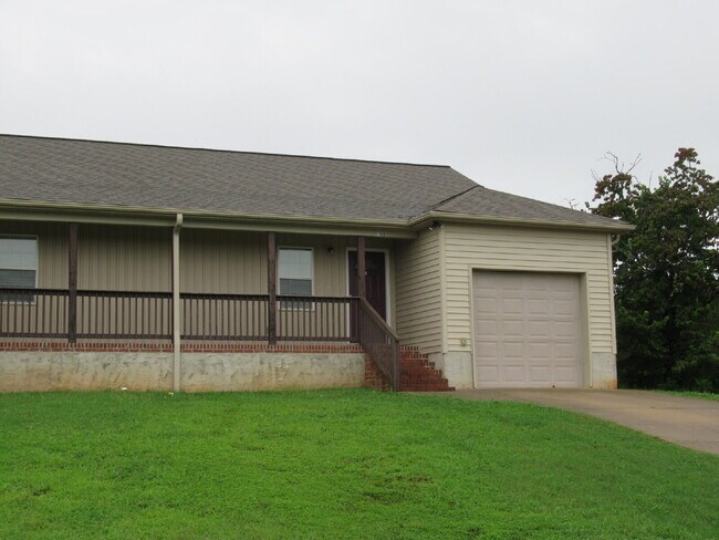 Building Photo - Duplex with Garage in Lincolnton!