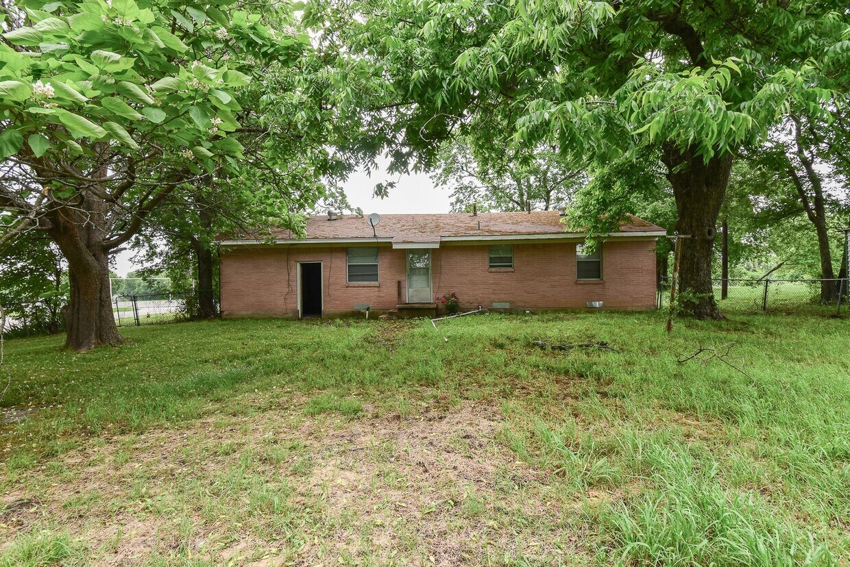 Building Photo - 405 fm 816 or 861 W. Main St, Wolfe City -...
