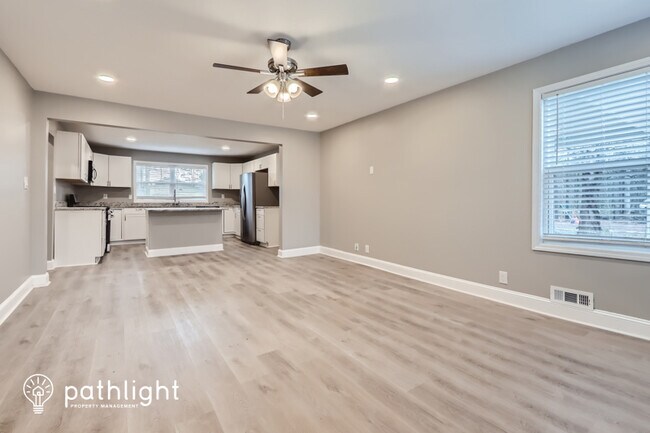 Building Photo - 735 Meadowbrook Dr